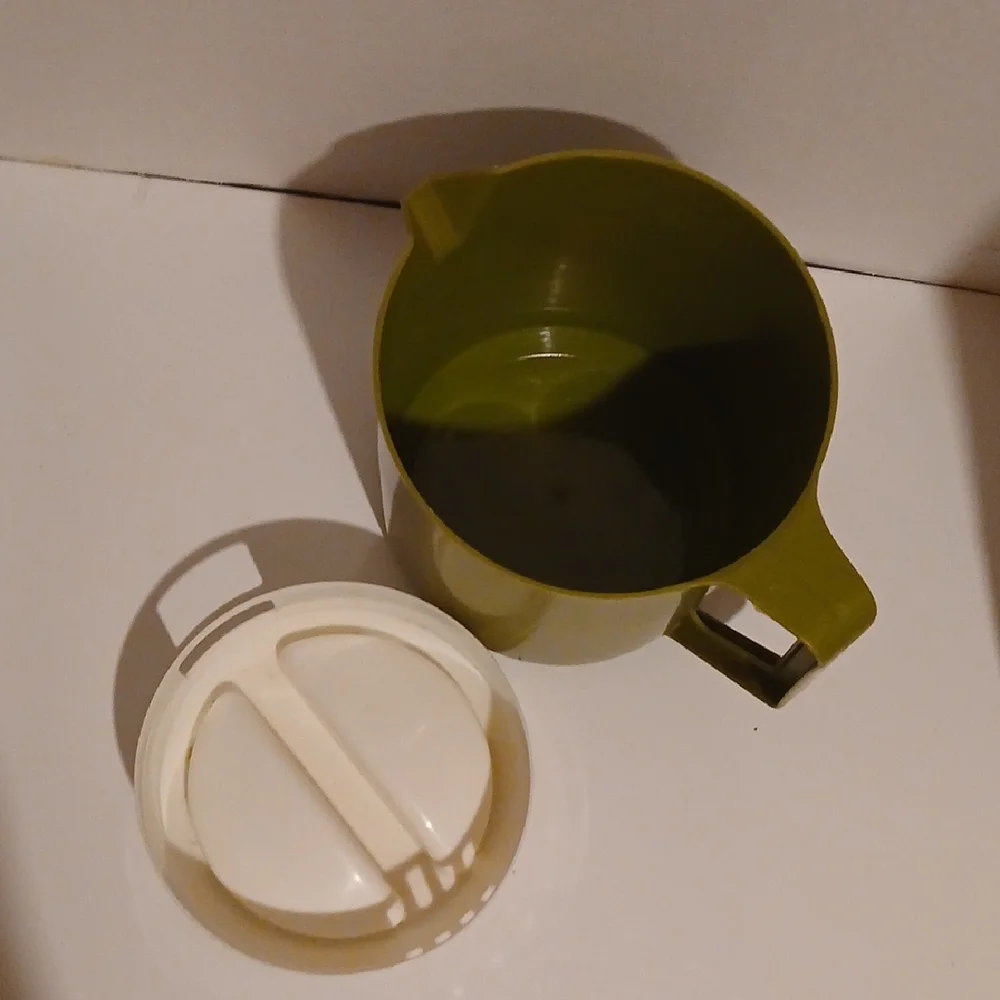 Vtg 70s Retro Rubbermaid Avacado Green and White Pitcher